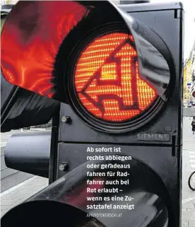  ?? APA/FOTOKERSCH­I.AT ?? Ab sofort ist rechts abbiegen oder geradeaus fahren für Radfahrer auch bei Rot erlaubt – wenn es eine Zusatztafe­l anzeigt