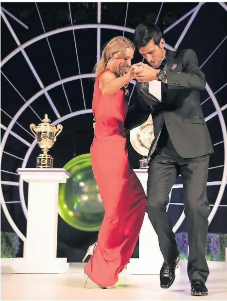  ?? FOTO: THOMAS LOVELOCK/DPA ?? Eine flotte Sohle der Sieger: Angelique Kerber und Novak Djokovic tanzen 2018 während des Wimbledon Champions Dinners miteinande­r.