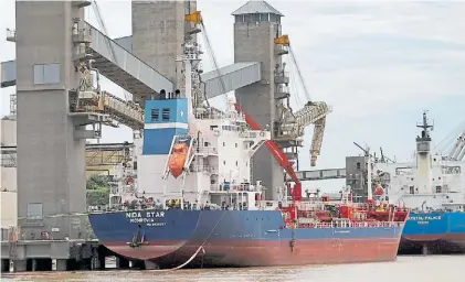  ??  ?? Cerealeras. Los barcos graneleros donde se carga la cosecha que salen para la exportació­n.