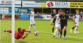  ?? Foto: Christian Kruppe ?? Im Hinspiel gelang es den Schwabmünc­hnern, Ehekirchen unter Druck zu setzen und viele Chancen, wie hier Moritz Willis (schwarzes Trikot), zu kreieren. Am Ende gab es damals einen 3:0-Erfolg.