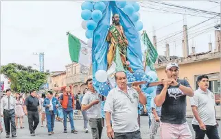  ?? NÉSTOR MENDOZA / EXPRESO ?? Playas. El santo es paseado por esta ciudad. Las peregrinac­iones con la imagen al hombre son una tradición.