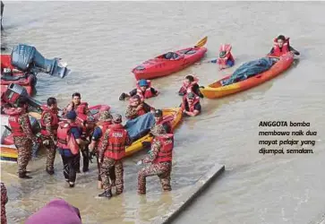  ??  ?? ANGGOTA bomba membawa naik dua mayat pelajar yang dijumpai, semalam.