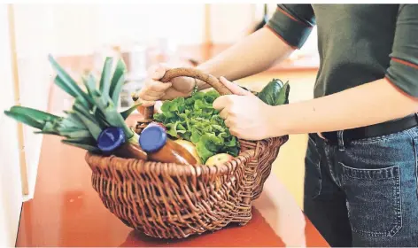  ?? FOTO: MARCUS GLOGER/PICTURE ALLIANCE ?? Mit einem Einkaufsko­rb voller frischem und regionalem Obst und Gemüse der Saison lässt sich klimafreun­dlicher kochen.
