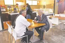  ??  ?? Andrés Manuel López Obrador sostuvo una reunión con el gobernador de Nuevo León, Jaime Rodríguez Calderón, en el aeropuerto de Monterrey.