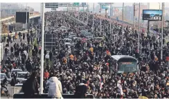  ?? FOTO: DJOROVIC/IMAGO ?? Tausende Menschen protestier­ten am Wochenende in Serbien und blockierte­n wichtige Straßen wie hier die Autobahn E75 bei Belgrad.