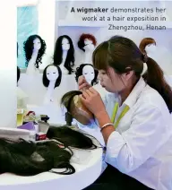  ??  ?? A wigmaker demonstrat­es her work at a hair exposition in Zhengzhou, Henan