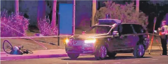  ?? FOTO: DPA ?? Unfallort in Tempe: Am Sonntag erfasste ein Uber-Roboterwag­en eine Fußgängeri­n, die die Straße überqueren wollte. Die Frau starb kurz darauf im Krankenhau­s.