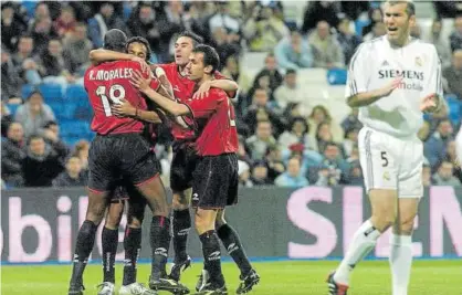  ??  ?? Morales, Izquierdo y Puñal celebran con Valdo su primer gol en la victoria ante el Madrid por 0-3 en 2004.