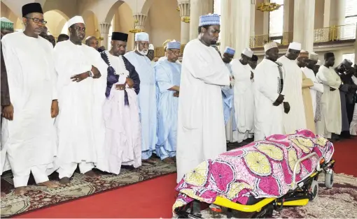  ?? PHOTO
FELIX ONIGBINDE ?? FCT Minister Bala Mohammed, Kaduna State Governor Mukhtar Ramalan Yero, Vice President Namadi Sambo, retired General Abdulsalam­i Abubakar, retired General Ibrahim Babangida, Deputy Chief Imam of the National Mosque Mohammed Kabir, and others during the...