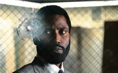  ?? FOTO VERTICAL ENTERTAINM­ENT ?? Padl už výstřel? Záleží na tom, kráčí-li Protagonis­ta (John David Washington) časem dopředu, či dozadu.