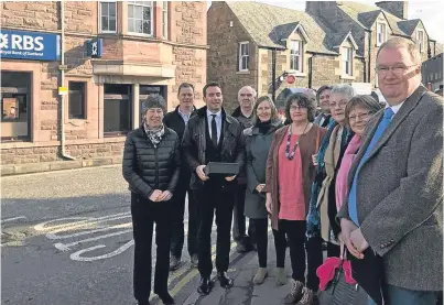  ??  ?? MSP Liz Smith and MP Luke Graham with concerned locals outside the RBS branch in Comrie.