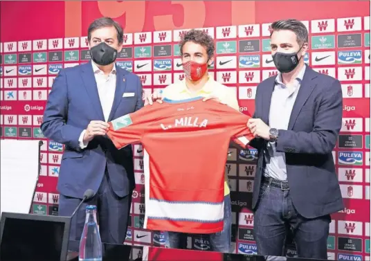  ??  ?? Luis Milla fue presentado ayer como nuevo jugador del Granada.