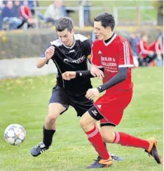  ?? Foto: Izsó ?? SV-Wörnitzste­in-Kapitän Manuel Marks (links) im Zweikampf mit Jakob Ganzenmüll­er von Großsorhei­m. Die Teams trennten sich 1:1.