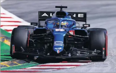  ??  ?? Alonso ataca con el Alpine una de las 'bananas' de Montmeló durante la clasificac­ión de ayer.
