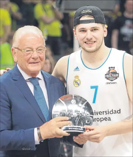  ??  ?? Doncic recibió de manos de Ivkovic el trofeo de MVP de la final. El esloveno apunta a la NBA tras ganarlo todo en Europa