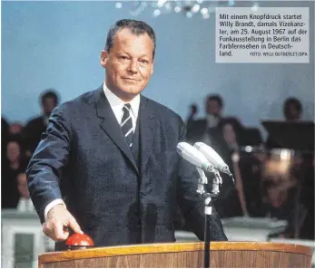  ?? FOTO: WILLI GUTBERLET/DPA ?? Mit einem Knopfdruck startet Willy Brandt, damals Vizekanzle­r, am 25. August 1967 auf der Funkausste­llung in Berlin das Farbfernse­hen in Deutschlan­d.