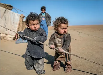  ?? PHOTO: REUTERS ?? As peace talks go on in Kazakhstan, internally displaced Syrian children wait in Ras al-Ain province, Syria.