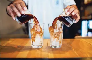  ??  ?? Koude koffie is een moderne tip voor tijdens de warme voorjaarsd­agen.