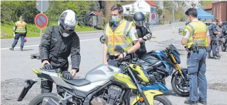  ?? FOTO: PEGGY MEYER ?? 216 Motorradfa­hrer und Motorradfa­hrerinnen werden allein am Samstag an den Kontrollst­ellen in Sigmaringe­n überprüft.