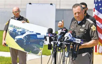  ?? TIMOTHY D. EASLEY AP ?? During a news conference Tuesday in Evansville, Ind.,Vanderburg­h County Sheriff Dave Wedding shows a photo of the truck that escaped fugitives Casey White and Vicky White were in when they were captured.