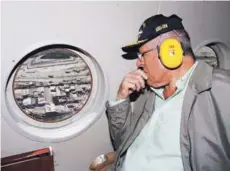  ??  ?? ► Pedro Pablo Kuczynski, mientras sobrevuela la zona afectada por el sismo.