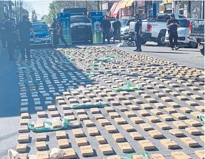  ?? Policía bonaerense ?? El cargamento de droga fue intercepta­do en Los Polvorines