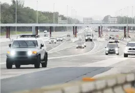  ?? Archivo ?? TÓMELO
CON CALMA Se informó que no se impondrán multas a todo conductor que haya transitado por los peajes y no hayan podido recargar luego del paso del huracán María.