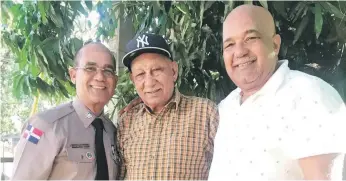  ?? ?? En foto de archivo, el general retirado Marcelino Mateo Almonte (f) junto a sus hijos Jacobito y Remy Mateo Moquete, quienes también alcanzaron ese rango..