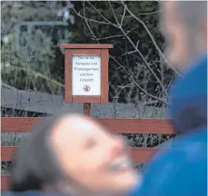  ?? FOTO: ALEXANDER KAYA ?? Private Schäferstü­ndchen sind hier nicht erwünscht: Der Besitzer eines Schreberga­rtens in Neu-Ulm warnt mit einem Schild vor Sex auf seinem Parkplatz.