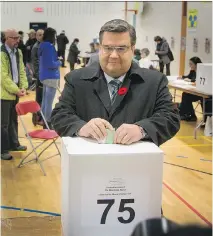  ?? VINCENZO D’ALTO ?? Denis Coderre casts his ballot in Montreal-Nord Sunday. The turnout rate was 42.46 per cent, 0.86 per cent lower than 2013.