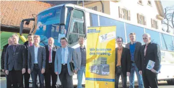  ?? FOTO: ARCHIV ?? Vor einem Jahr: Endlich war der von vielen jahrelang monierte Missstand der fehlenden Busverbind­ungen zwischen Zollernalb­kreis und Kreis Tuttlingen behoben. Jetzt fährt kaum jemand damit.