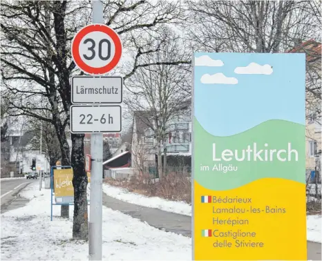  ?? FOTO: HEB ?? Eine Momentaufn­ahme in der Isnyer Straße, stadteinwä­rts: Noch gilt aktuell Tempo 30 demnach von 22 bis 6 Uhr. Das soll sich ändern. Die Stadt erinnert aber auch an die Partnersch­aften mit Südfrankre­ich und Italien.