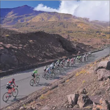  ??  ?? VOLCÁN. Los ciclistas del Giro de Italia volverán a enfrentars­e a las rampas del Etna.