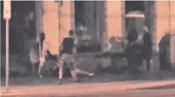  ??  ?? Der Kameruner fordert seine Sachen zurück und hält die Männer in Schach, bis ... Video: Sehen Sie das Video des Vorfalls an der Kleinhünin­gerstrasse auf 20min.ch