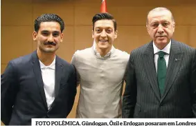  ??  ?? FOTO POLÉMICA. Gündogan, Özil e Erdogan posaram em Londres