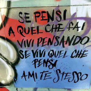  ??  ?? Segni e parole Un aforisma di Er Pinto su muro, abbinato a un graffito