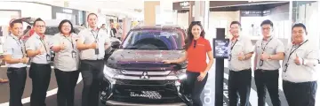  ??  ?? Jimisar Group sales consultant­s join Malaysian Motorsport­s athlete Leona Chin (fourth right) in showing thumbs-up for the new Mitsubishi Outlander 2.0 AWD.