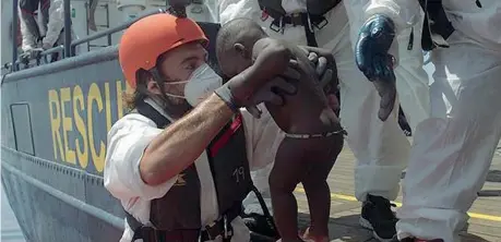 ?? (foto Victor Britto) ?? In mare
L’operazione di soccorso della Onlus ResQ People il 15 agosto a poche miglia al largo dell’isola di Lampedusa