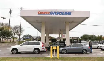  ?? — Reuters ?? Customers line up with their cars at a Costco gasoline station in Austin, Texas, US.