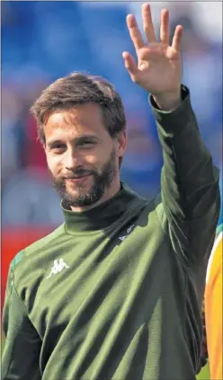  ??  ?? Sergio Canales saluda durante un entrenamie­nto del Betis.