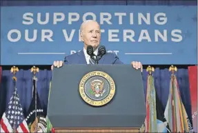  ?? ?? Foto de archivo del presidente Biden en un centro médico para veteranos. El mandatario y su antecesor, Donald Trump, se disputan el voto militar, un sector clave que se muestra dividido en sus decisiones