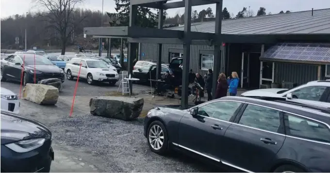  ?? FOTO: PRIVAT ?? DRIVE-IN: Menighetss­enteret er stengt på grunn av koronaviru­set. Da blir det drive-in gudstjenes­te, som her på Betania palmnesønd­ag.