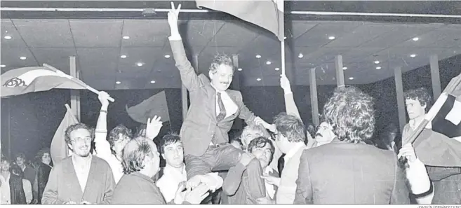  ?? JOAQUÍN HERNÁNDEZ KIKI ?? Carlos Díaz, celebrando el final del peaje en el puente José León de Carranza.