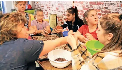  ?? FOTO: PORANZKE (ARCHIV) ?? Beim Genuss- und Kreativ-Workshop bereiteten die Kinder im vorigen Jahr während des alternativ­en Ferienprog­ramms Leckereien her.