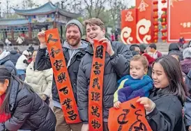  ?? ?? Janeiro de 2024: estrangeir­os escreveram dísticos tradiciona­is de Ano Novo e o caráter Fu (felicidade) no evento de composição dos dísticos de Primavera, na cidade de Chongqing, na China.