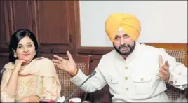 ?? KESHAV SINGH/HT ?? Arts and Cultural Heritage Trust chairperso­n Kishwar Desai and Punjab tourism minister Navjot Singh Sidhu during a press conference in Chandigarh on Tuesday.