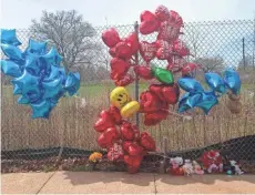  ?? ASSOCIATED PRESS ?? A makeshift memorial sits along a fence Monday near the area where Robert Godwin Sr. was killed in Cleveland. Police said Steve Stephens killed Godwin on Sunday and posted the video on Facebook.