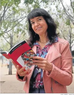  ?? JOSÉ ÁNGEL GARCÍA ?? La periodista Mónica Niño, con su libro.