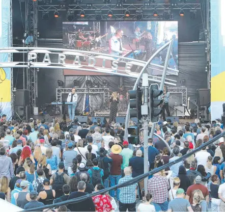  ?? Pictures: MIKE BATTERHAM ?? A big crowd soaks up the atmosphere at the Cavill Avenue beachfront, listening to Bachelor Girl yesterday during Surfers Paradise LIVE and (below) Boom Crash Opera’s performanc­e.