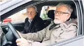  ?? FOTOS: DPA ?? Fahrlehrer Uwe Bocher (links) gibt Ulrich Mehl Tipps, wie er auch im Alter sicher unterwegs sein kann.